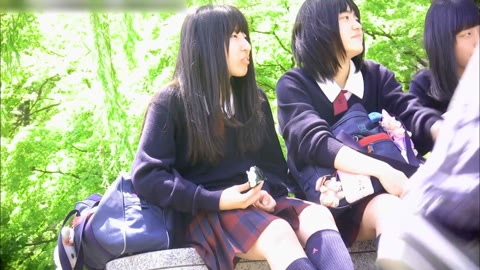 ピュアで可愛いJK達のお座りお弁当時間