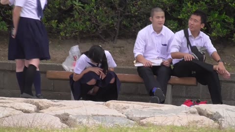 超真面目系Ｊ●があり得ないぐらいの面積で純白パンティを見せる！！