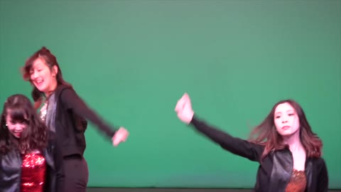 衝撃注意!!美女JKが激しいダンスでポロリハプニング第二弾!!