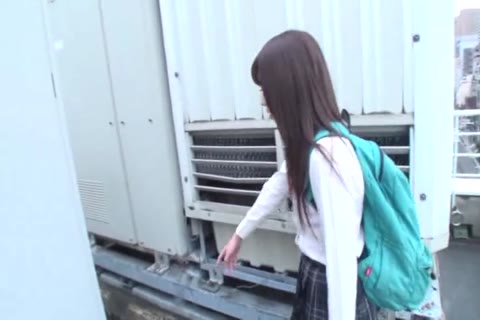 女子高生を裏路地に連れ込んで狙抜き。若いし上手すぎw我慢できずに口内発射 02