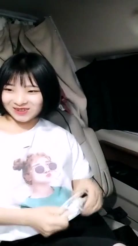 車の中でおっぱいを見せてセックスします。