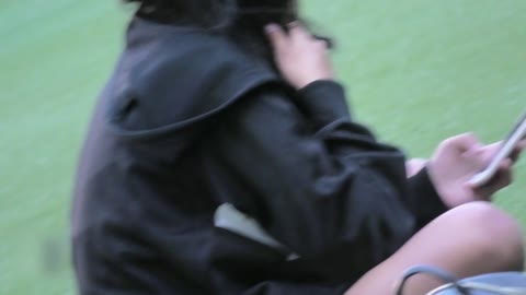 寝転ぶＪ○二人組のハミＰ観察