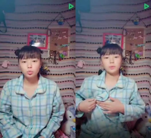 子供たちは胸を見せびらかす